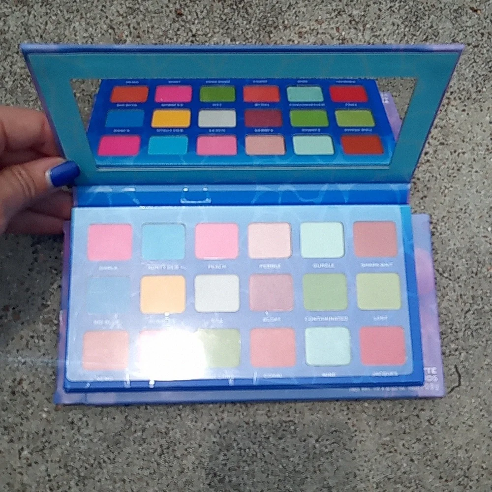 Revolution finding Nemo eyeshadow palette
